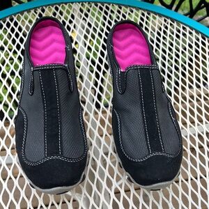 NWOT Black and Pink Women's Slip-On Slippers size 10 wide
